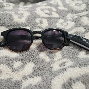 Quay Walk On polarized sunglasses Color: Black Tortoise / Smoke Polarized NWT